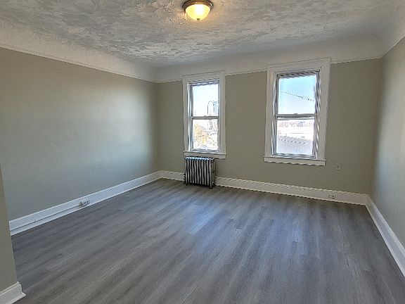5th image of 429 S 6th St Floor 1