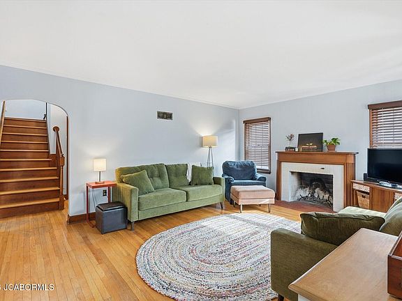 4th image of 801 W Ash St