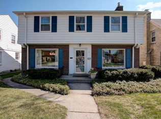 9233 Beverly Pl, Wauwatosa, WI 53226