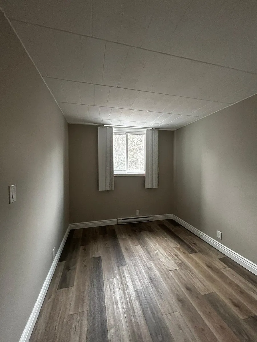 Building Photo - 652 Macdonald Ave #406