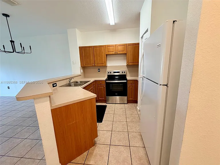 5747 Isles Cir #5747 — Photo 6