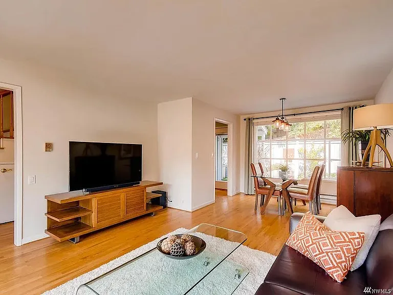 1420 Bellevue Way SE #4 — Photo 2