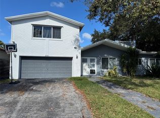 2555 NE 202nd St, Miami, FL 33180