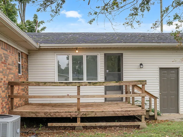 701 NW Ford Ln — Photo 26