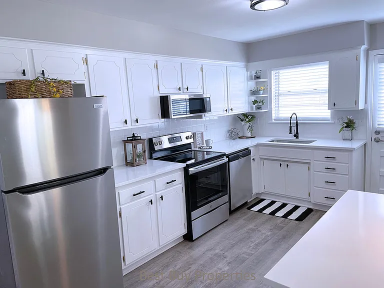 5812 Halsey St — Photo 3