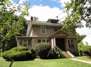 8 Robertson Rd, Worcester, MA 01602