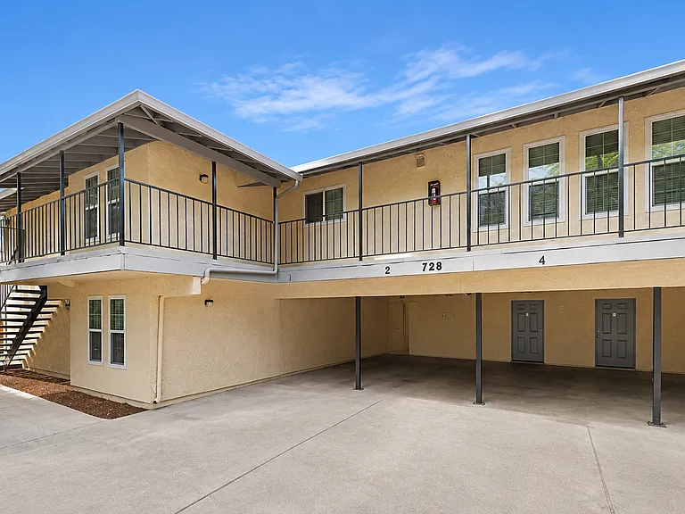 728 W Sacramento Ave — Photo 5