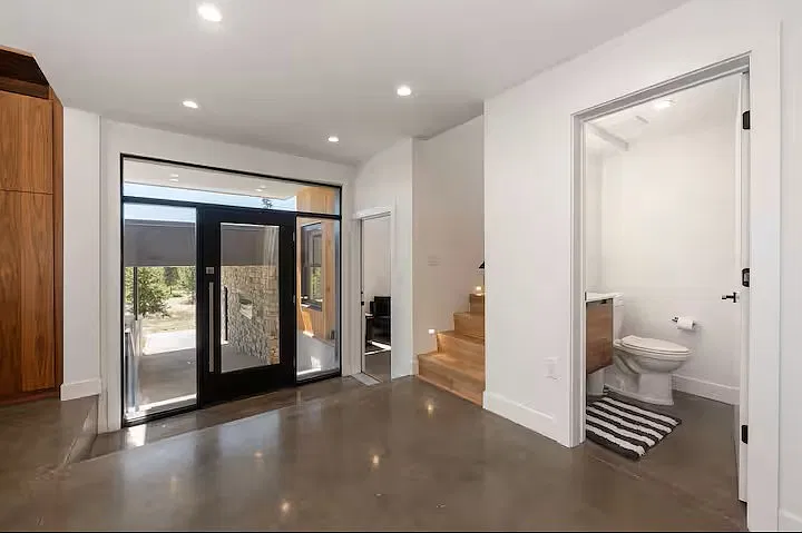 4 bed, 3.5 bath, 2109 sqft, $8,000 — Photo 3