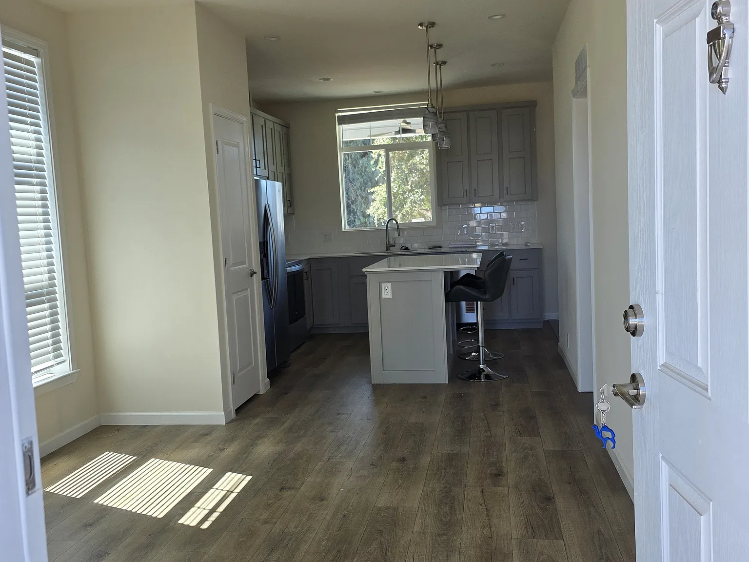 2 bed, 750 sqft, $3,000 — Photo 4