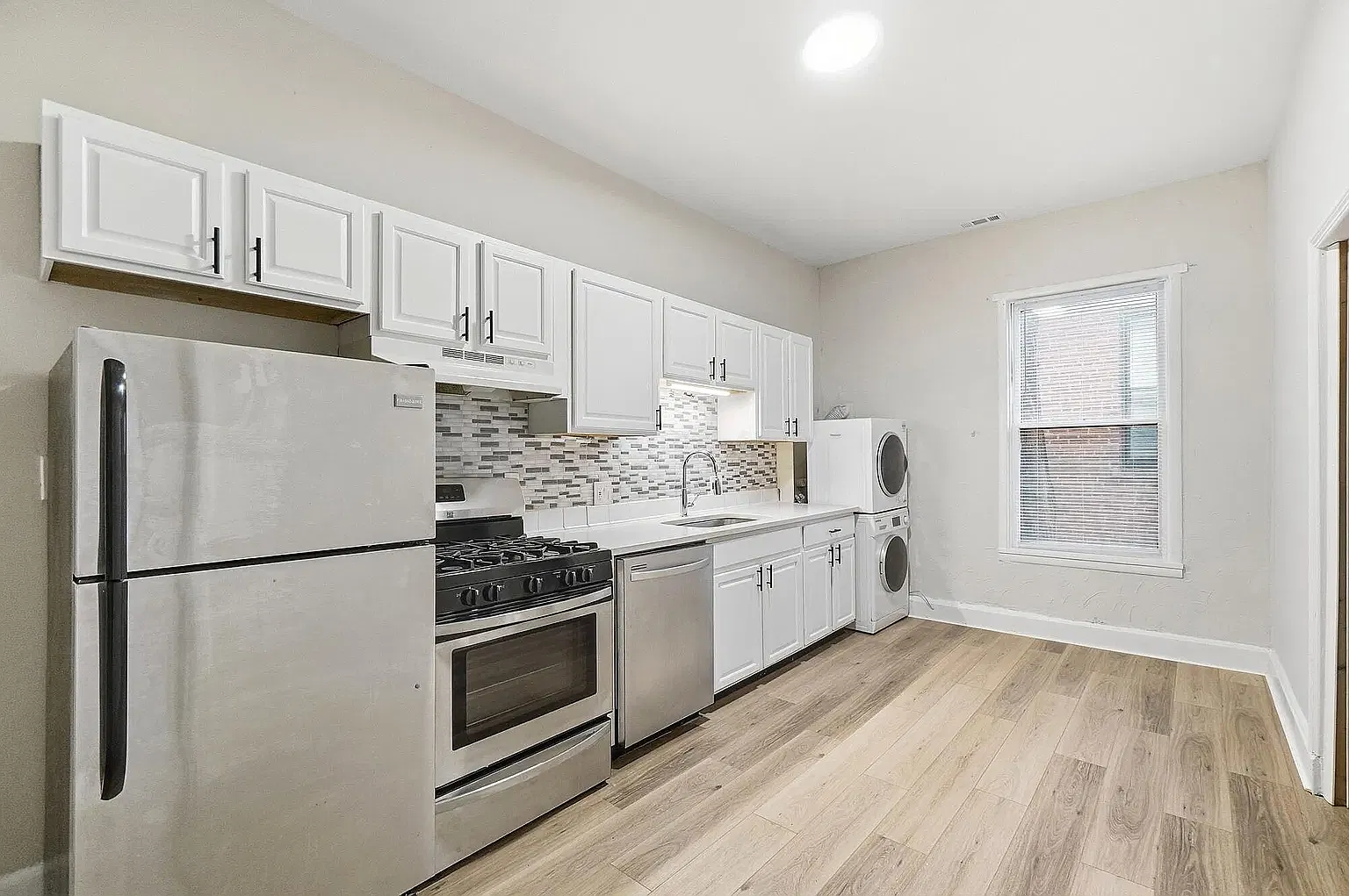 3 bed, 1900 sqft, $2,400 — Photo 2