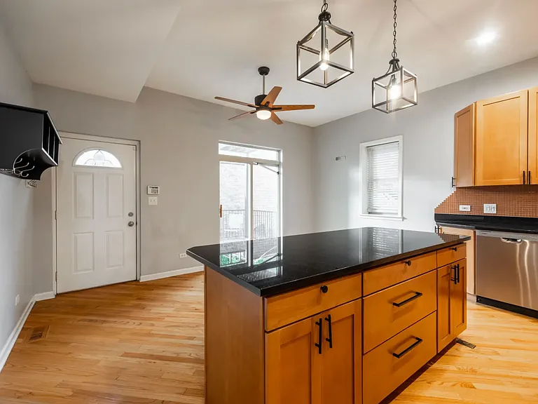 1335 W Walton St #2 — Photo 3