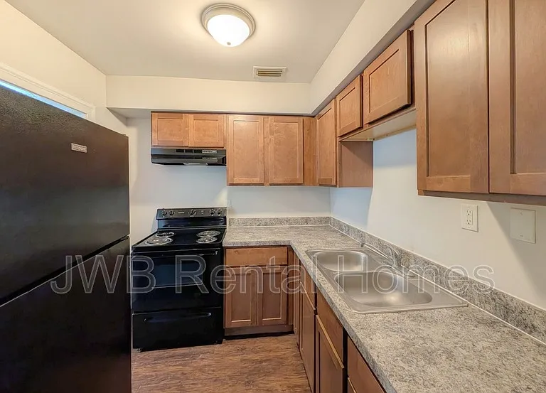 217 E 48th St — Photo 2