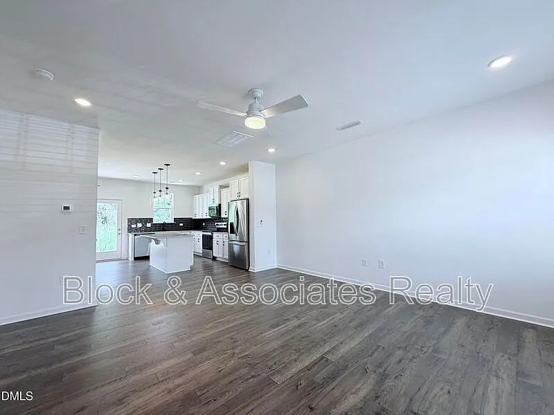 3 bed, 2.5 bath, $1,700 — Photo 2