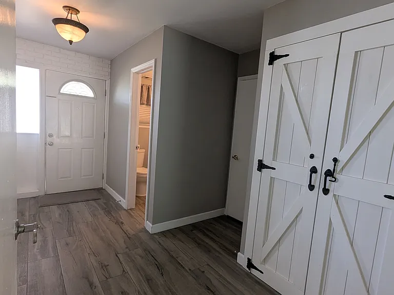802 Riverbend Dr — Photo 2
