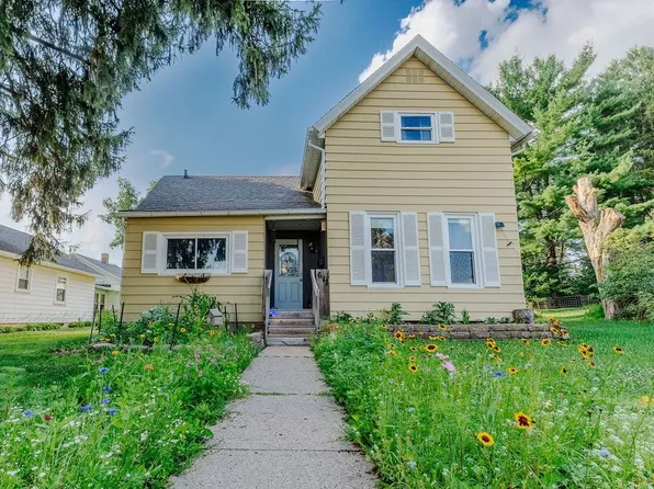 611 9th St, Baraboo, WI 53913
