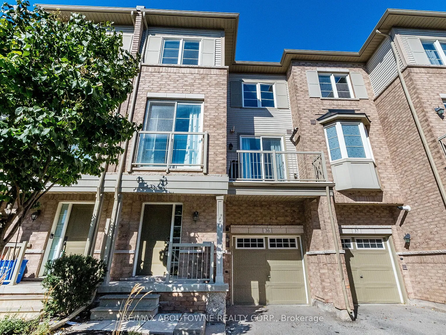 165 Hampshire Way — Photo 4