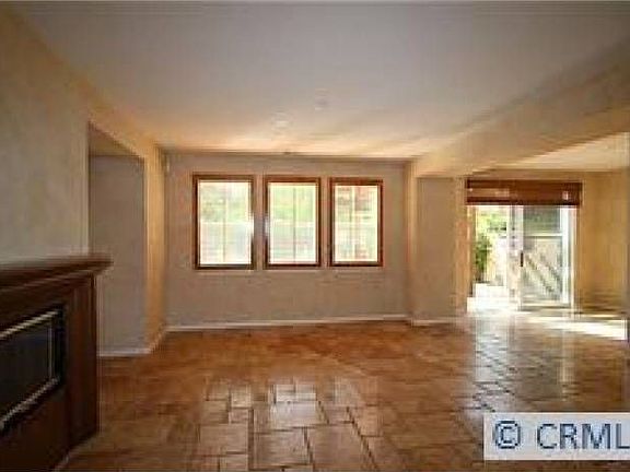 Huge fam. rm. w/fireplace