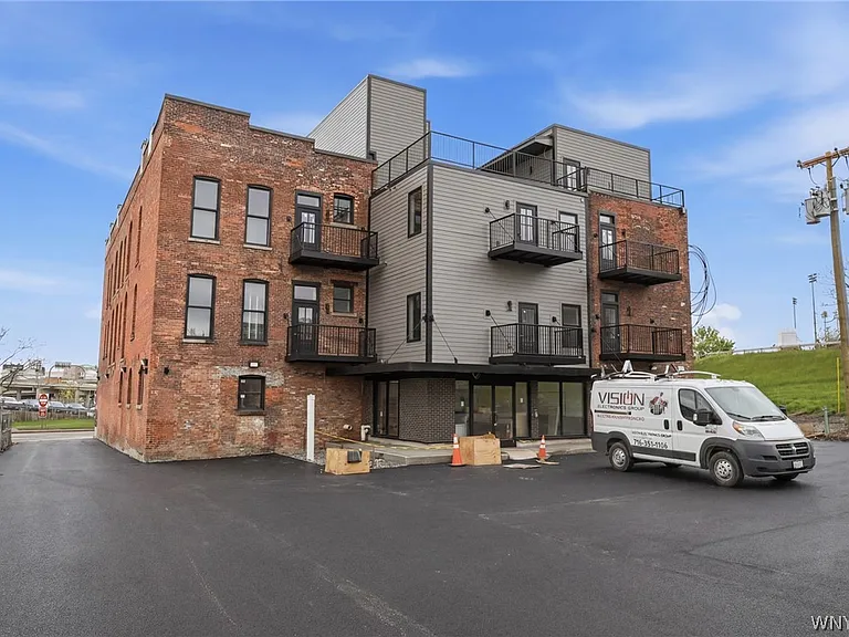 136 Seneca St — Photo 39
