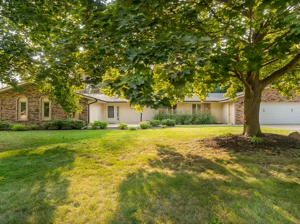 8384 N Canary Dr, Stillman Valley, IL 61084