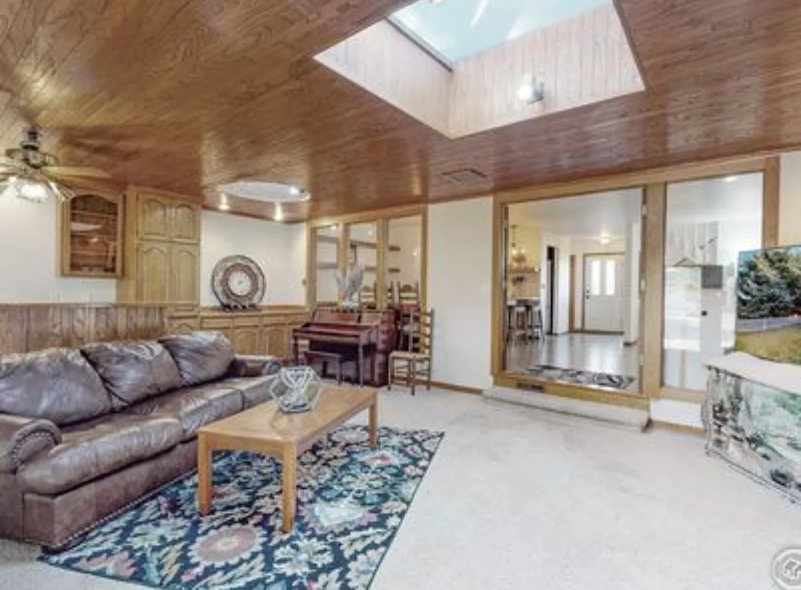 4 bed, 3.5 bath, 2215 sqft, $3,000 — Photo 2