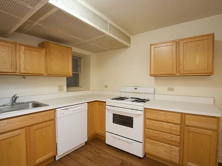 626 W Wellington Ave #RG — Photo 3