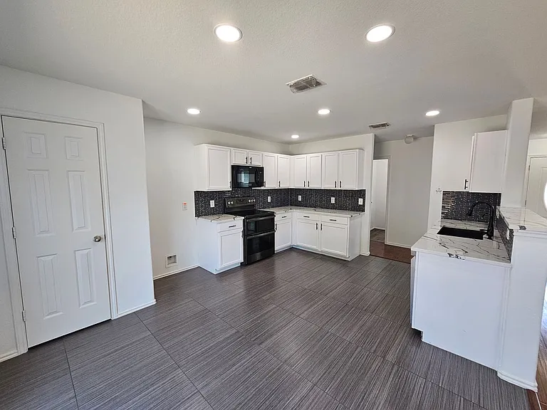 902 Fleming St — Photo 9