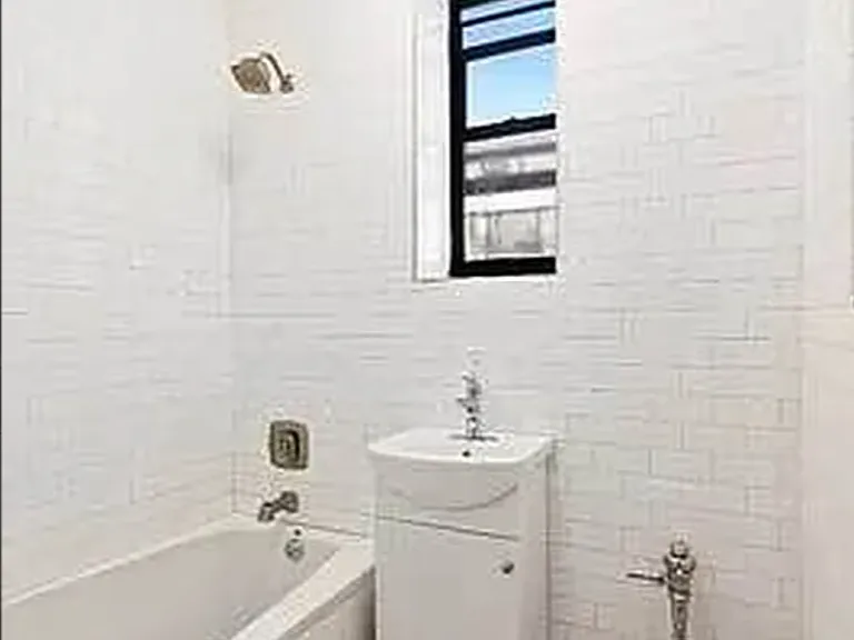 221 E 5th St #11 — Photo 5