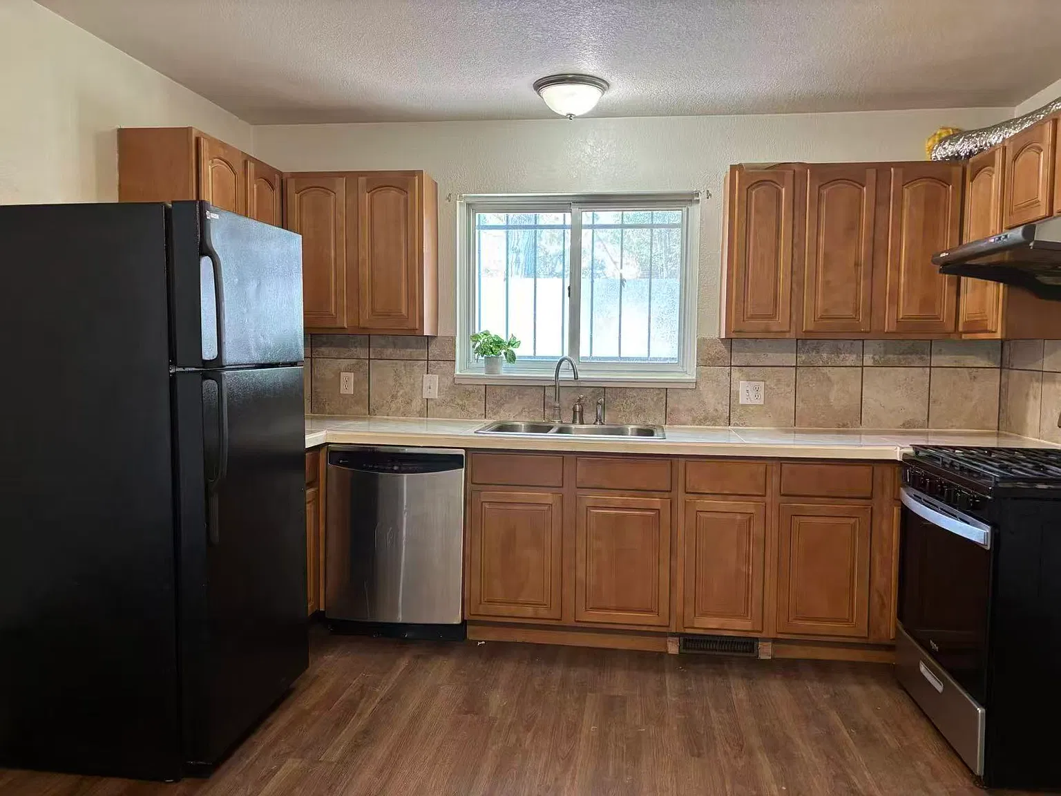 3 bed, 1050 sqft, $2,200 — Photo 1