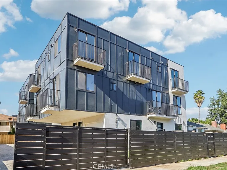 10719 Addison St — Photo 1