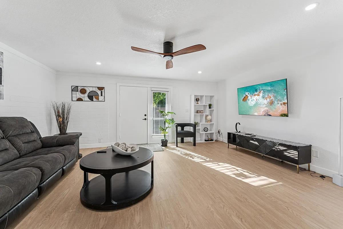 Building Photo - Quays at Encanto