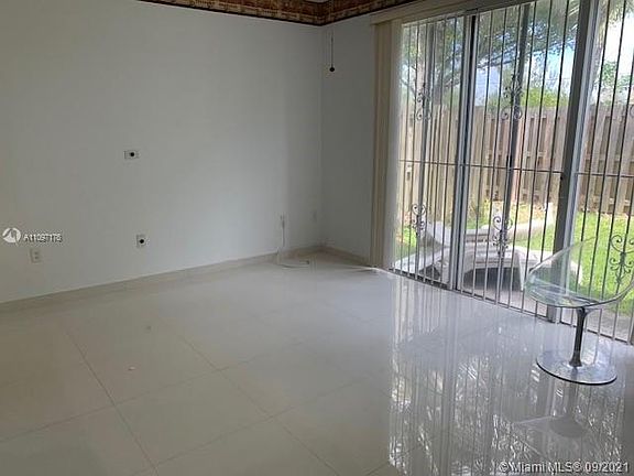 4th image of 933 NE 42nd Pl #0