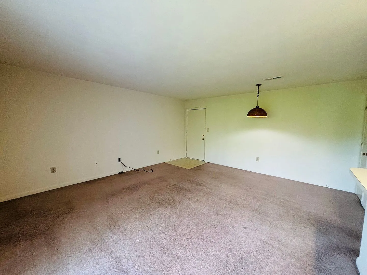3 Bedroom 2 Bathroom Condo — Photo 3