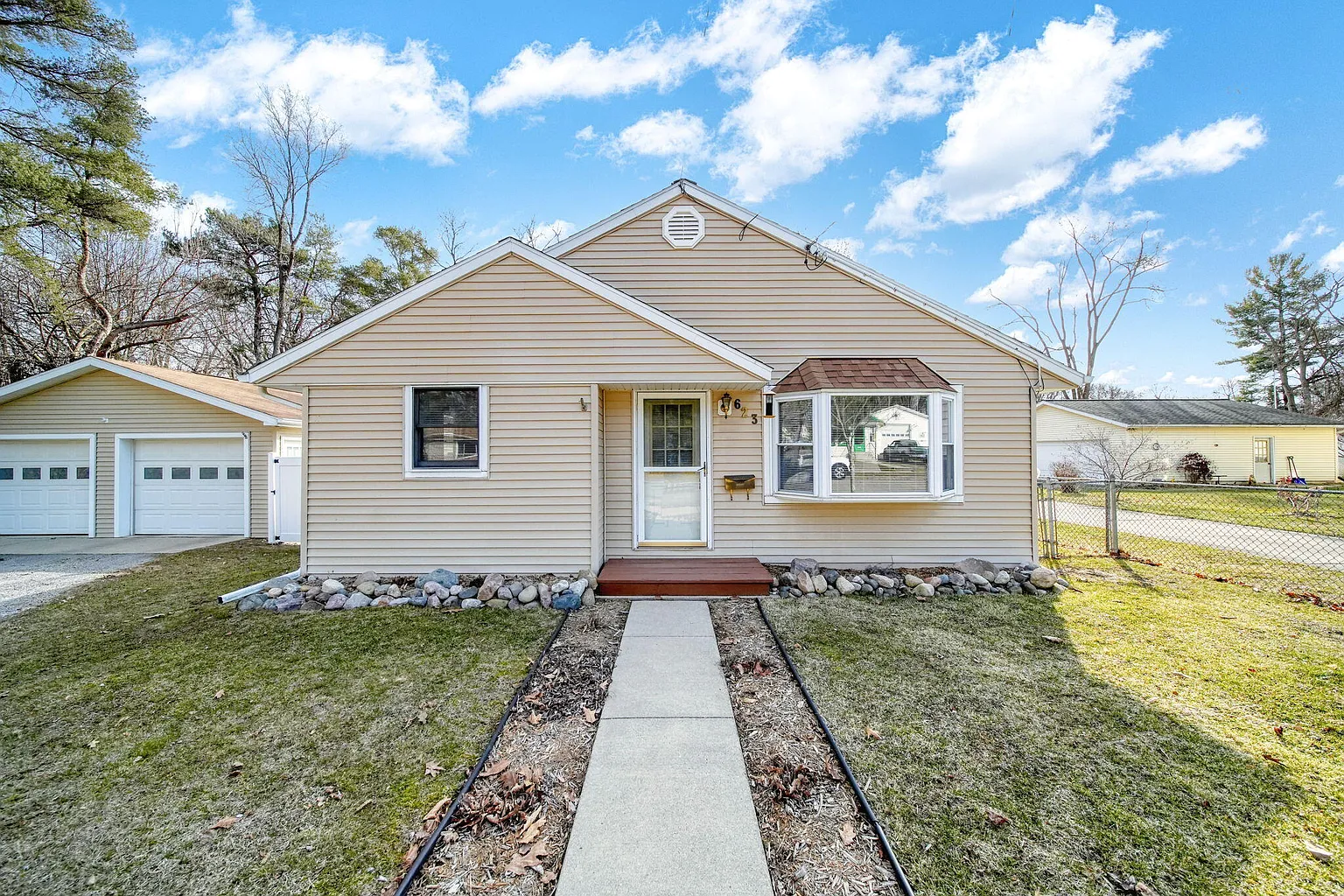 623 Gilbert St photo 1