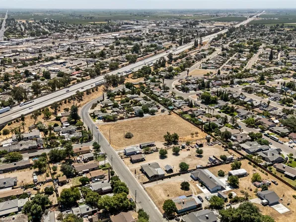 2595 Pine St, Selma, CA 93662