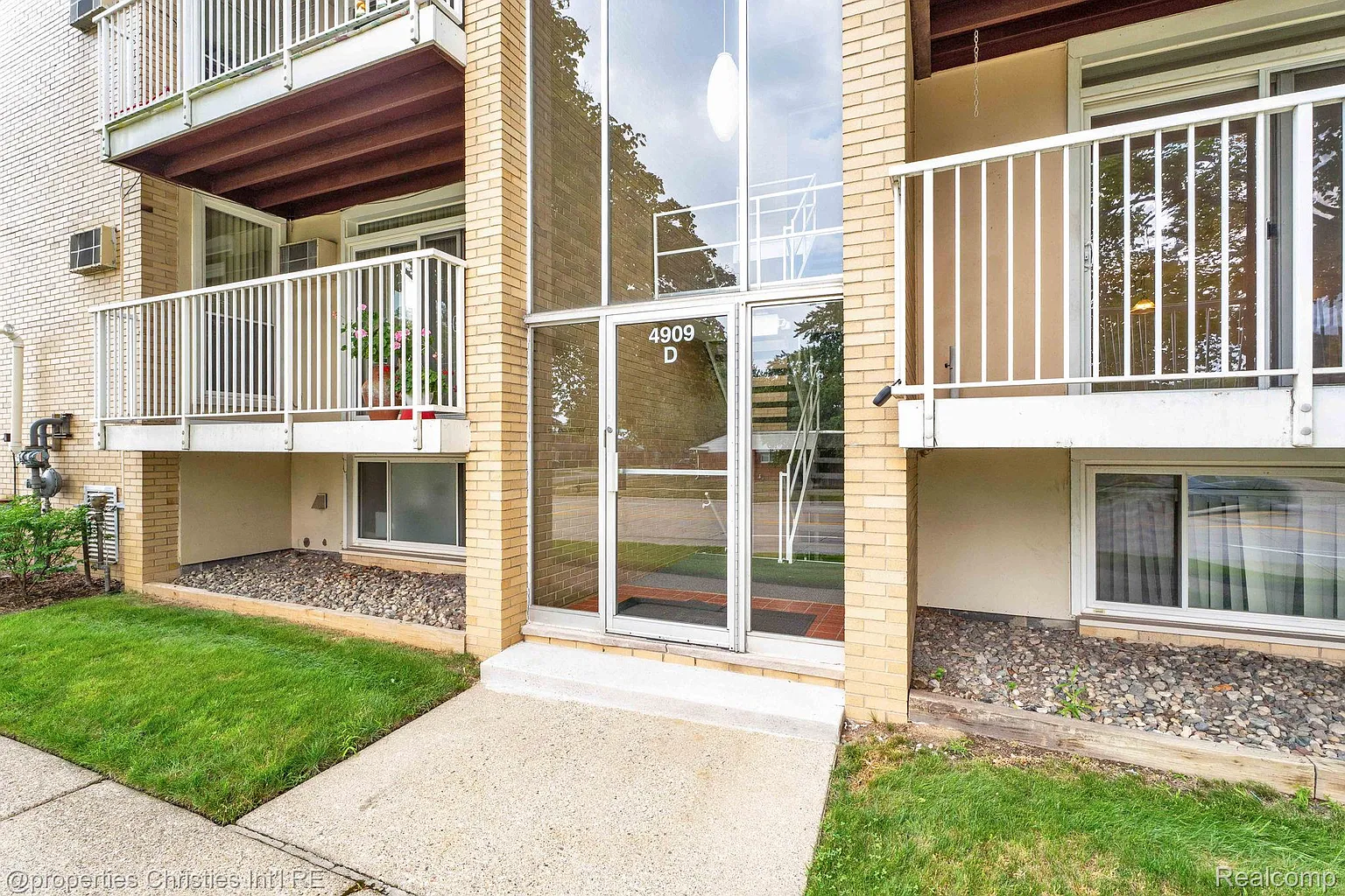 4909 Crooks Rd APT D4 photo 1
