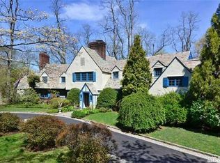 21 Barkers Point Rd, Port Washington, NY 11050