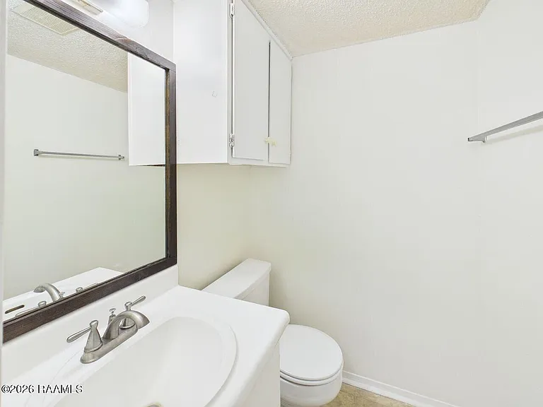 201 Buttercup Dr — Photo 3