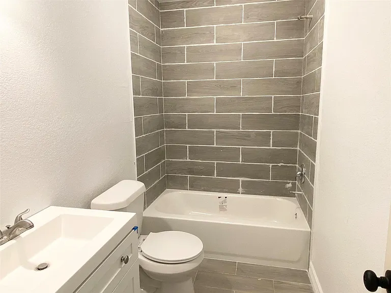 906 Eagle Ave #A — Photo 3