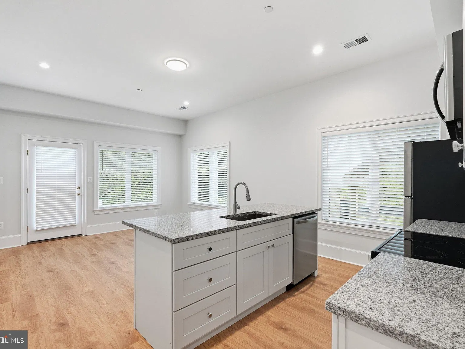 2 bed, 1.0 bath, 1200 sqft, $3,175 — Photo 3