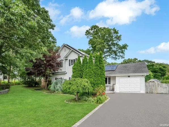 135 Evergreen Avenue, Medford, NY 11763