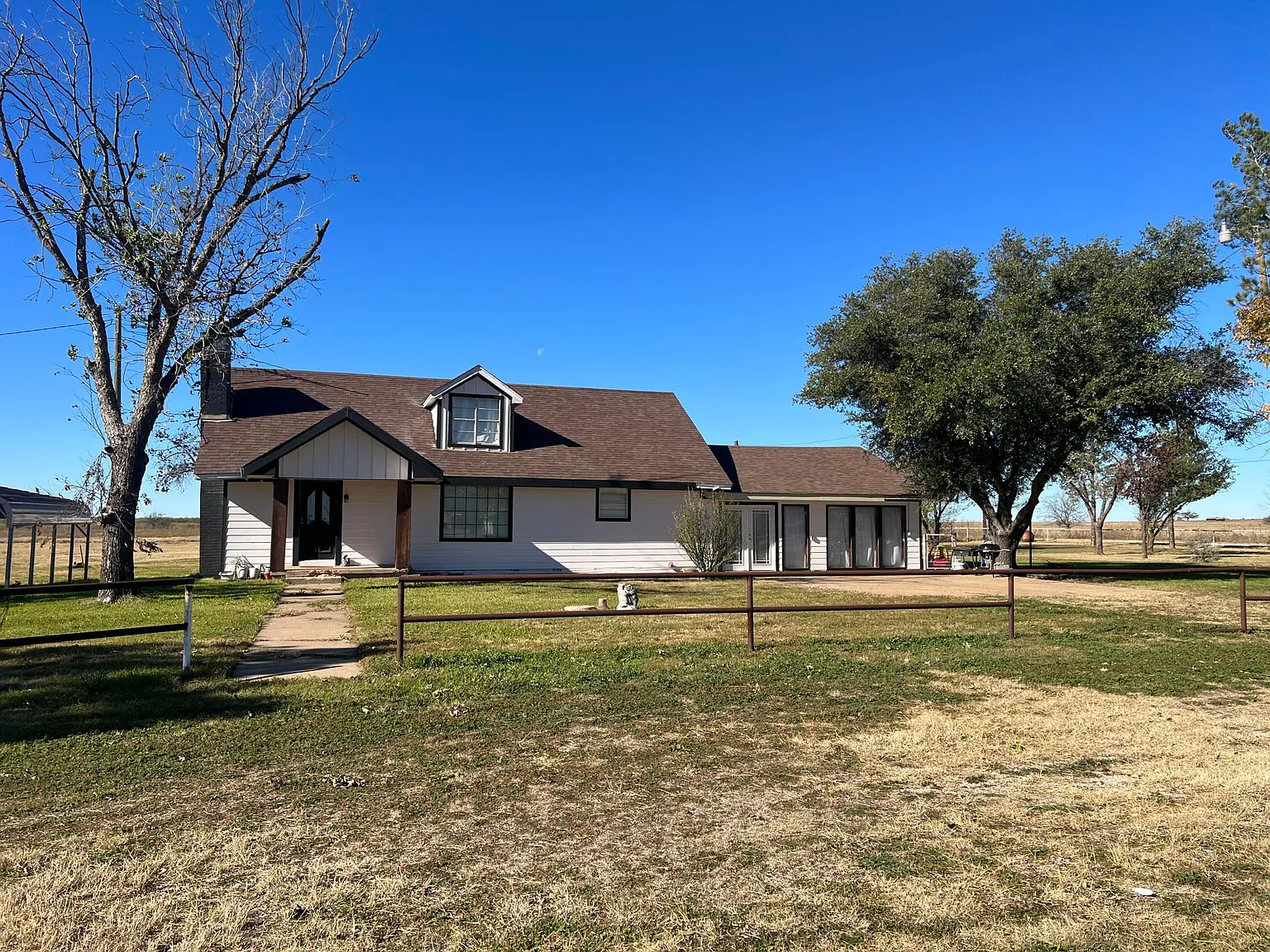 3 bed, 1.5 bath, 2642 sqft, $1,500 — Photo 3