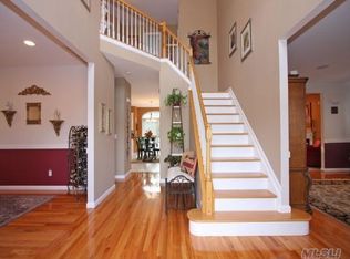 16 Pleasant View Ct, Hauppauge, NY 11788