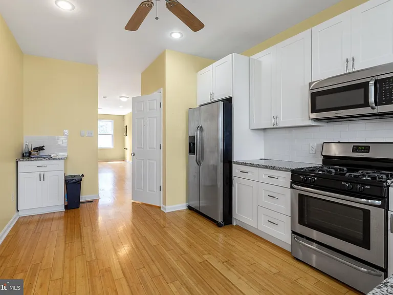 2476 Emerald St — Photo 9
