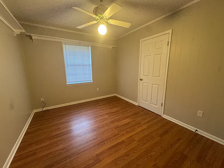 90 Andrews Ave — Photo 3