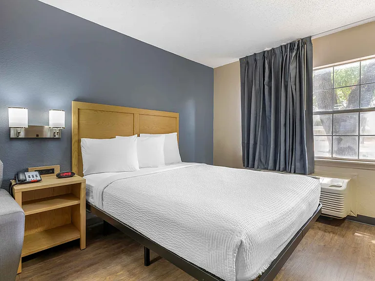 Deluxe Studio - 1 Queen Bed