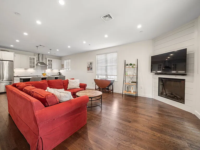 213 E Eagle St #3 — Photo 10
