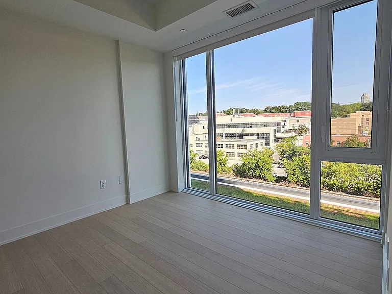 322 Dupont St #613 — Photo 12
