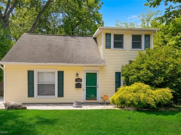 2324 Suncrest Dr, Cuyahoga Falls, OH 44221