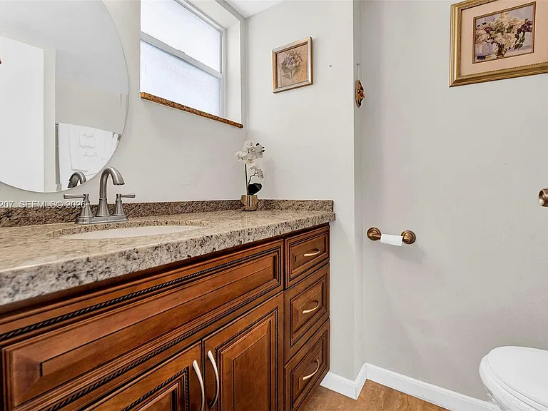 410 SE 2nd St #220 — Photo 14