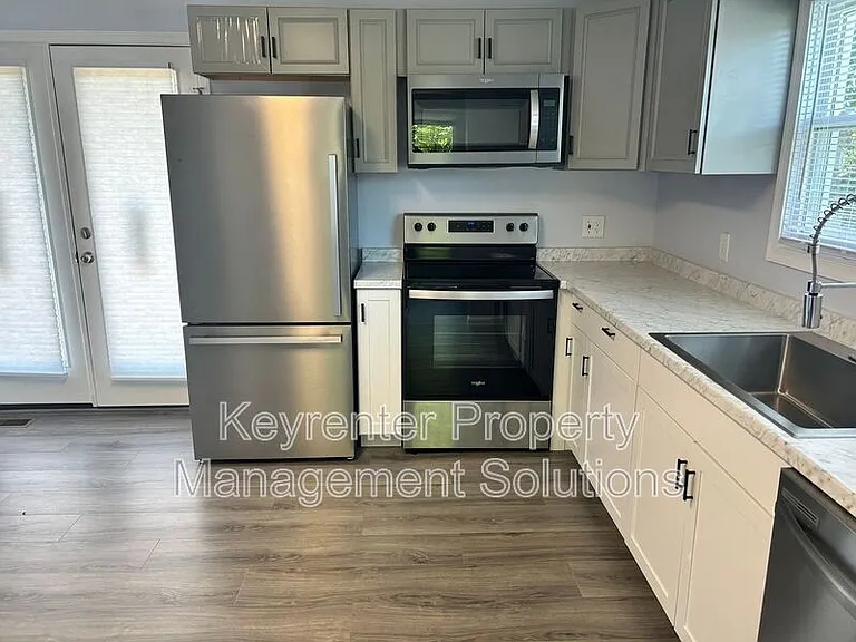 421 N Charlotte Ave — Photo 11